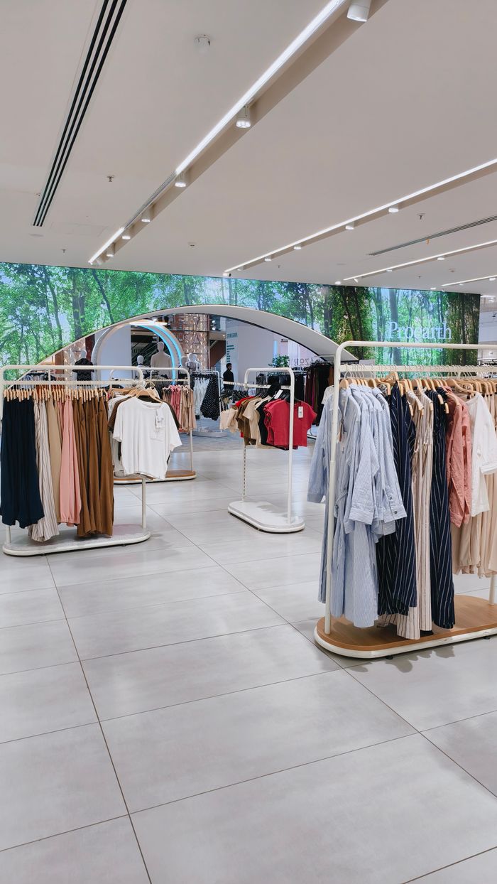 About Explore a contemporary fashion store layout featuring neatly arranged clothing racks and a spacious interior design.